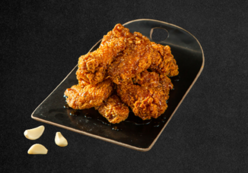 Gà rán sốt tỏi cay ngọt truyền thống Hàn Quốc